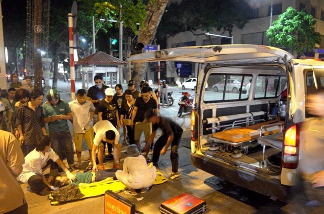 Hà Nội: Xe cấp cứu bỏ chạy sau khi đâm cô gái bị thương nặng ảnh 1